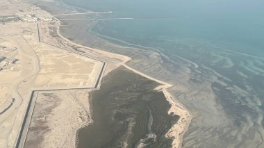 DOHA, Katar - 11 Şubat 2023 'te bir uçaktan Katar' ın havadan görünüşü.