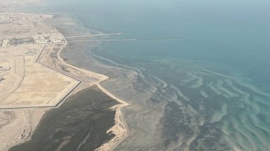 DOHA, Katar - 11 Şubat 2023 'te bir uçaktan Katar' ın havadan görünüşü.