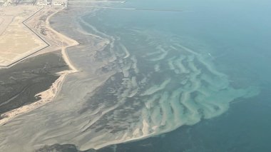 DOHA, Katar - 11 Şubat 2023 'te bir uçaktan Katar' ın havadan görünüşü.