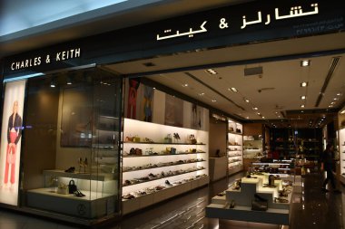 DOHA, Katar - 12 Şubat 2023 'te Katar' daki City Center Doha Mall 'da Charles & Keith mağazası.