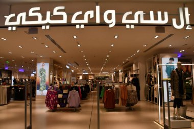 DOHA, Katar - 12 Şubat 2023 'te Katar' daki City Center Doha Mall 'da görülen LC Waikiki mağazası.