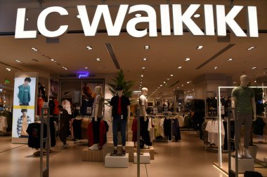 DOHA, Katar - 12 Şubat 2023 'te Katar' daki City Center Doha Mall 'da görülen LC Waikiki mağazası.