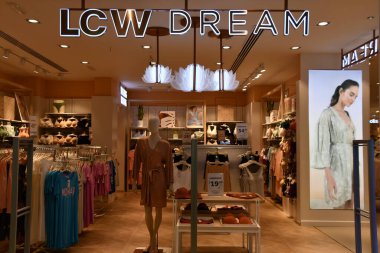 DOHA, Katar - 12 Şubat 2023 'te Katar' daki Şehir Merkezi Doha Alışveriş Merkezi 'nde LCW Rüya Mağazası.