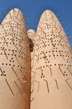 DOHA, QATAR - 12 Şubat 2023 'te Katara Katara Kültür Köyü' nde güvercin kuleleri.