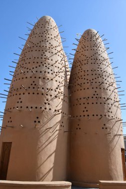 DOHA, QATAR - 12 Şubat 2023 'te Katara Katara Kültür Köyü' nde güvercin kuleleri.