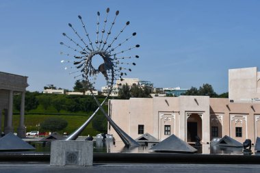 DOHA, Katar - 12 Şubat 2023 'te Katara Plaza, Katara' da görülen sanat metal heykeli.