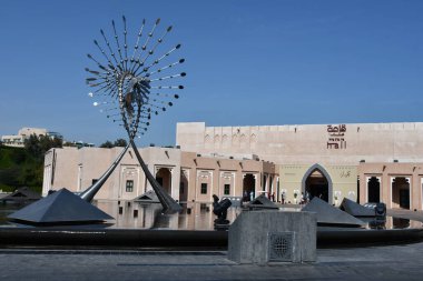 DOHA, Katar - 12 Şubat 2023 'te Katara Plaza, Katara' da görülen sanat metal heykeli.