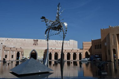 DOHA, Katar - 12 Şubat 2023 'te Katara Plaza, Katara' da görülen sanat metal heykeli.