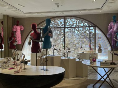 DOHA, Katar - 12 Şubat 2023 'te Katara, Katar' daki Katara Plaza 'daki Galeriler Lafayette' de görüldü..