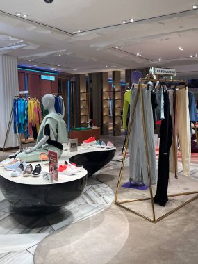 DOHA, Katar - 12 Şubat 2023 'te Katara, Katar' daki Katara Plaza 'daki Galeriler Lafayette' de görüldü..