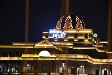 DOHA, Katar - 12 Şubat 2023 'te Katara, Katar' daki Katara Plaza 'daki Galeriler Lafayette' de görüldü..