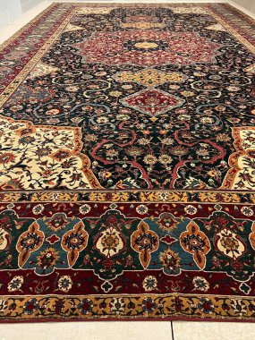 DOHA, Katar - 12 Şubat 2023 'te Katar' ın Doha kentindeki Lusail Müzesi 'ndeki Al Riwaq Galerisinde Bağlı Dünya Sergisi Öyküleri.