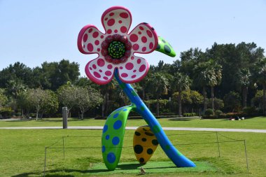 DOHA, Katar - 12 Şubat 2023 'te Katar' ın Doha kentindeki İslam Sanatları Müzesi 'nde Yayoi Kusama' nın sanatı..