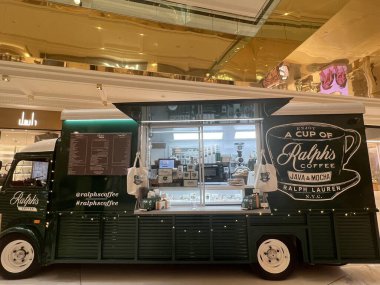 DOHA Katar - 12 Şubat 2023 'te Katar, Doha yakınlarındaki Lusail' deki Place Vendome Mall 'da Ralphs Coffee.