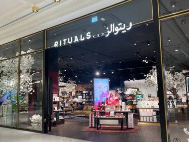 DOHA Katar - 12 Şubat 2023 'te Katar, Doha yakınlarındaki Lusail' deki Place Vendome Alışveriş Merkezi 'nde ayin mağazası.