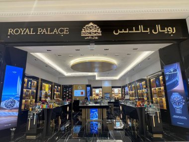 DOHA Katar - 12 Şubat 2023 'te Katar' ın Doha kenti yakınlarındaki Lusail 'deki Place Vendome AVM' deki Kraliyet Sarayı mağazası.