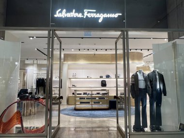 DOHA Katar - 12 Şubat 2023 'te Katar' ın Doha kenti yakınlarındaki Place Vendome AVM 'de Salvatore Ferragamo mağazası.