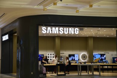 DOHA Katar - 12 Şubat 2023 'te Katar, Doha yakınlarındaki Lusail' deki Place Vendome AVM 'de Samsung mağazası.