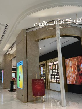DOHA Katar - 12 Şubat 2023 'te Katar' ın Doha kenti yakınlarındaki Place Vendome AVM 'deki Gizli Notlar Lüks Parfüm Mağazası' nda görüldü..