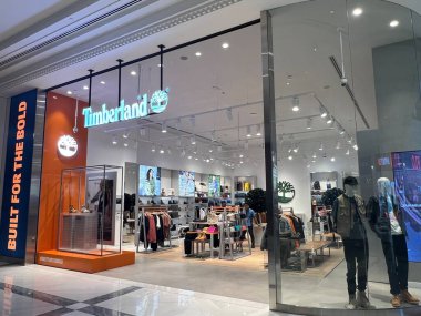 DOHA Katar - 12 Şubat 2023 'te Katar' ın Doha kenti yakınlarındaki Lusail 'deki Place Vendome AVM' de Timberland mağazası.