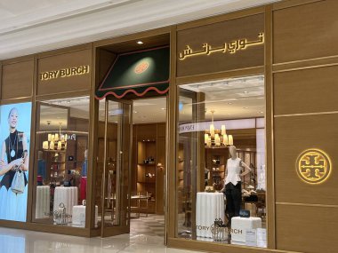 DOHA Katar - 12 Şubat 2023 'te Katar' ın Doha kenti yakınlarındaki Place Vendome AVM 'de Tory Burch mağazası.