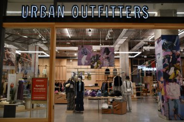 DOHA Katar - 12 Şubat 2023 'te Katar' ın Doha kenti yakınlarındaki Place Vendome AVM 'de Urban Outfitters mağazası.