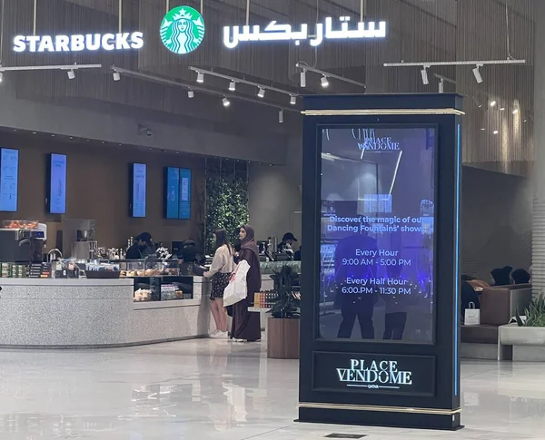 Doha Qatar 2月12 カタールのドーハの近く ルサイルのPlace Vendome Mallのスターバックスは 2023年2月12日に見られるように — ストック写真