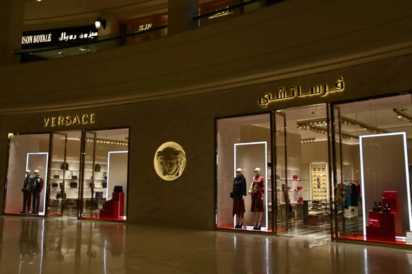 Doha Qatar 2月12 2023年2月12日に見られるように カタールのドーハ近くのルサイルにあるPlace Vendome Mallのヴェルサーチ店 — ストック写真