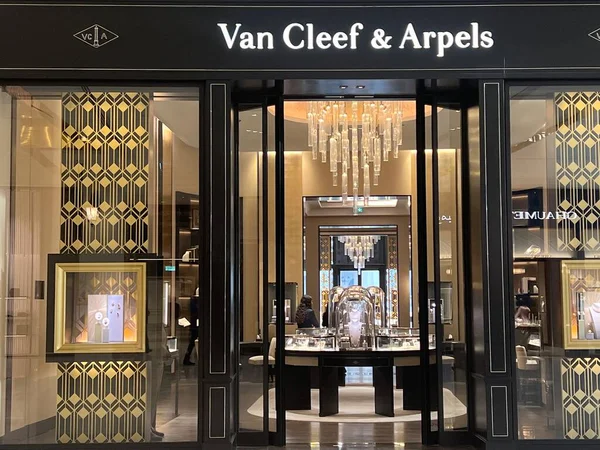 Doha Qatar Feb Van Cleef Arpels Store Place Vendome Mall Стокова Картинка