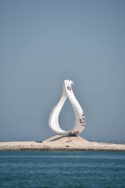 DOHA, Katar - 13 Şubat 2023 'te Katar' da görülen FIFA Dünya Kupası Katar 2022 Amblemi 'nin 3 boyutlu modeli.