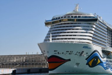 DOHA, Katar - 13 Şubat 2023 'te görüldüğü üzere Aida Cosma Cruise gemisi Doha, Katar' a yanaştı..