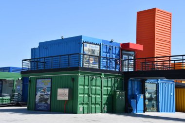 DOHA, Katar - 13 Şubat 2023 'te Katar' ın Doha kentindeki Box Park 'taki konteynır avlusu.