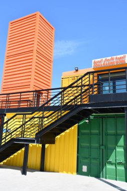DOHA, Katar - 13 Şubat 2023 'te Katar' ın Doha kentindeki Box Park 'taki konteynır avlusu.