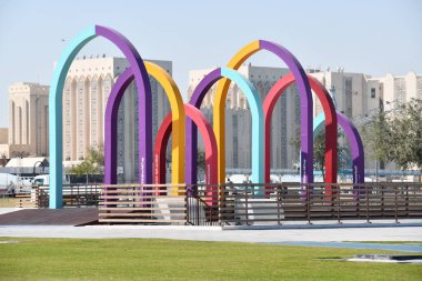 DOHA, Katar - 13 Şubat 2023 'te Katar' ın Doha kentindeki Kutu Parkı 'ndaki Konteynır Tersanesinde heykel.