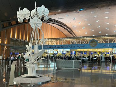 DOHA, Katar - 11 Şubat 2023 'te Katar' ın Doha kentindeki Hamad Uluslararası Havalimanı 'ndaki Terminal Binası.