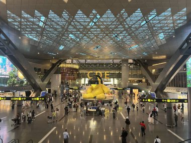 DOHA, Katar - 11 Şubat 2023 'te Katar' ın Doha kentindeki Hamad Uluslararası Havalimanı 'ndaki Terminal Binası.