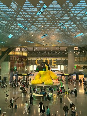 DOHA, Katar - 11 Şubat 2023 'te Katar' ın Doha kentindeki Hamad Uluslararası Havalimanı 'ndaki Terminal Binası.