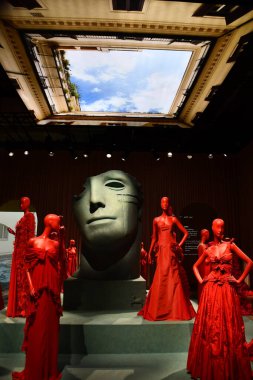 DOHA, Katar - 13 Şubat 2023 'te Katar' ın Doha kentindeki M7 Tasarım ve Teknoloji Müzesinde Ebedi Valentino Sergisi.