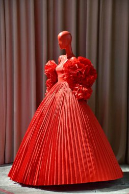 DOHA, Katar - 13 Şubat 2023 'te Katar' ın Doha kentindeki M7 Tasarım ve Teknoloji Müzesinde Ebedi Valentino Sergisi.