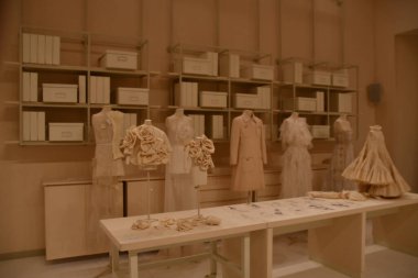 DOHA, Katar - 13 Şubat 2023 'te Katar' ın Doha kentindeki M7 Tasarım ve Teknoloji Müzesinde Ebedi Valentino Sergisi.