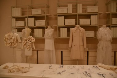 DOHA, Katar - 13 Şubat 2023 'te Katar' ın Doha kentindeki M7 Tasarım ve Teknoloji Müzesinde Ebedi Valentino Sergisi.