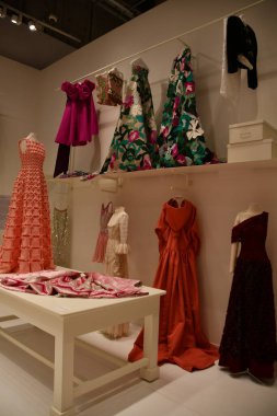 DOHA, Katar - 13 Şubat 2023 'te Katar' ın Doha kentindeki M7 Tasarım ve Teknoloji Müzesinde Ebedi Valentino Sergisi.