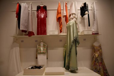 DOHA, Katar - 13 Şubat 2023 'te Katar' ın Doha kentindeki M7 Tasarım ve Teknoloji Müzesinde Ebedi Valentino Sergisi.