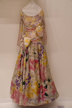 DOHA, Katar - 13 Şubat 2023 'te Katar' ın Doha kentindeki M7 Tasarım ve Teknoloji Müzesinde Ebedi Valentino Sergisi.