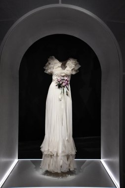 DOHA, Katar - 13 Şubat 2023 'te Katar' ın Doha kentindeki M7 Tasarım ve Teknoloji Müzesinde Ebedi Valentino Sergisi.