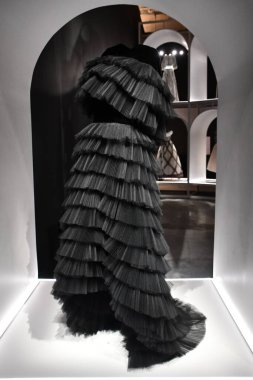 DOHA, Katar - 13 Şubat 2023 'te Katar' ın Doha kentindeki M7 Tasarım ve Teknoloji Müzesinde Ebedi Valentino Sergisi.