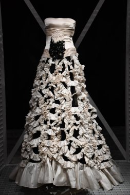 DOHA, Katar - 13 Şubat 2023 'te Katar' ın Doha kentindeki M7 Tasarım ve Teknoloji Müzesinde Ebedi Valentino Sergisi.