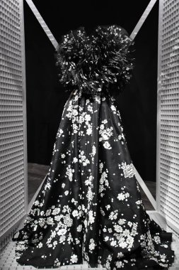 DOHA, Katar - 13 Şubat 2023 'te Katar' ın Doha kentindeki M7 Tasarım ve Teknoloji Müzesinde Ebedi Valentino Sergisi.