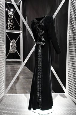 DOHA, Katar - 13 Şubat 2023 'te Katar' ın Doha kentindeki M7 Tasarım ve Teknoloji Müzesinde Ebedi Valentino Sergisi.