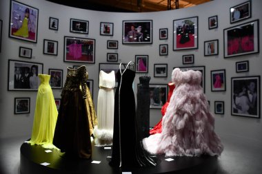 DOHA, Katar - 13 Şubat 2023 'te Katar' ın Doha kentindeki M7 Tasarım ve Teknoloji Müzesinde Ebedi Valentino Sergisi.